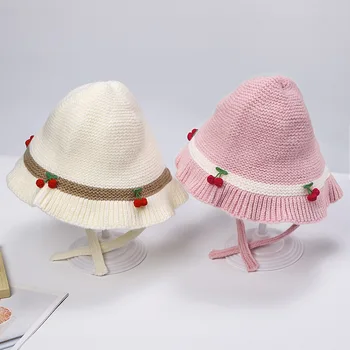 Търговия на едро сладки плетени шапки за деца, включително бебешки черешови плажни шапки и плътни цветни карикатурни шапки за защита на ушите, са горещи